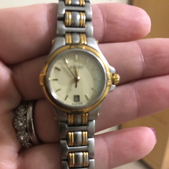 Ladies Gucci Watch - Picture 1 of 4